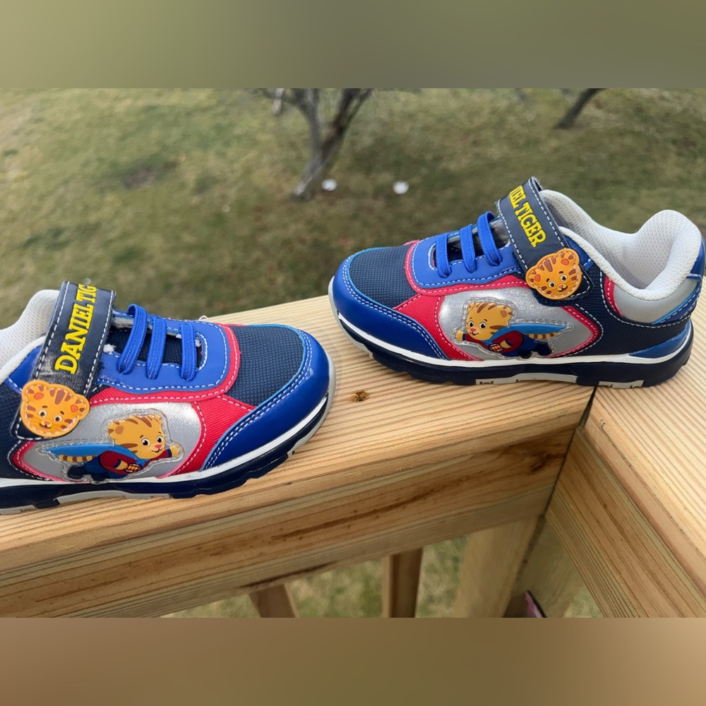 Daniel Tiger light up shoes 11C - Picture 4 of 8